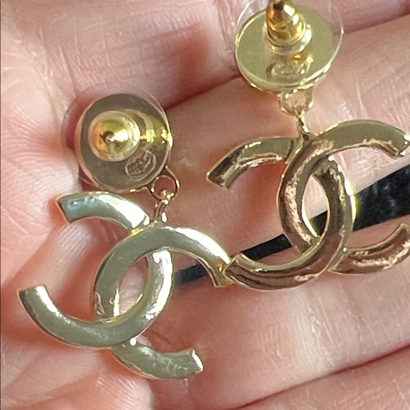 CHANEL Gold CC Logo Earrings - Picture 7 of 11
